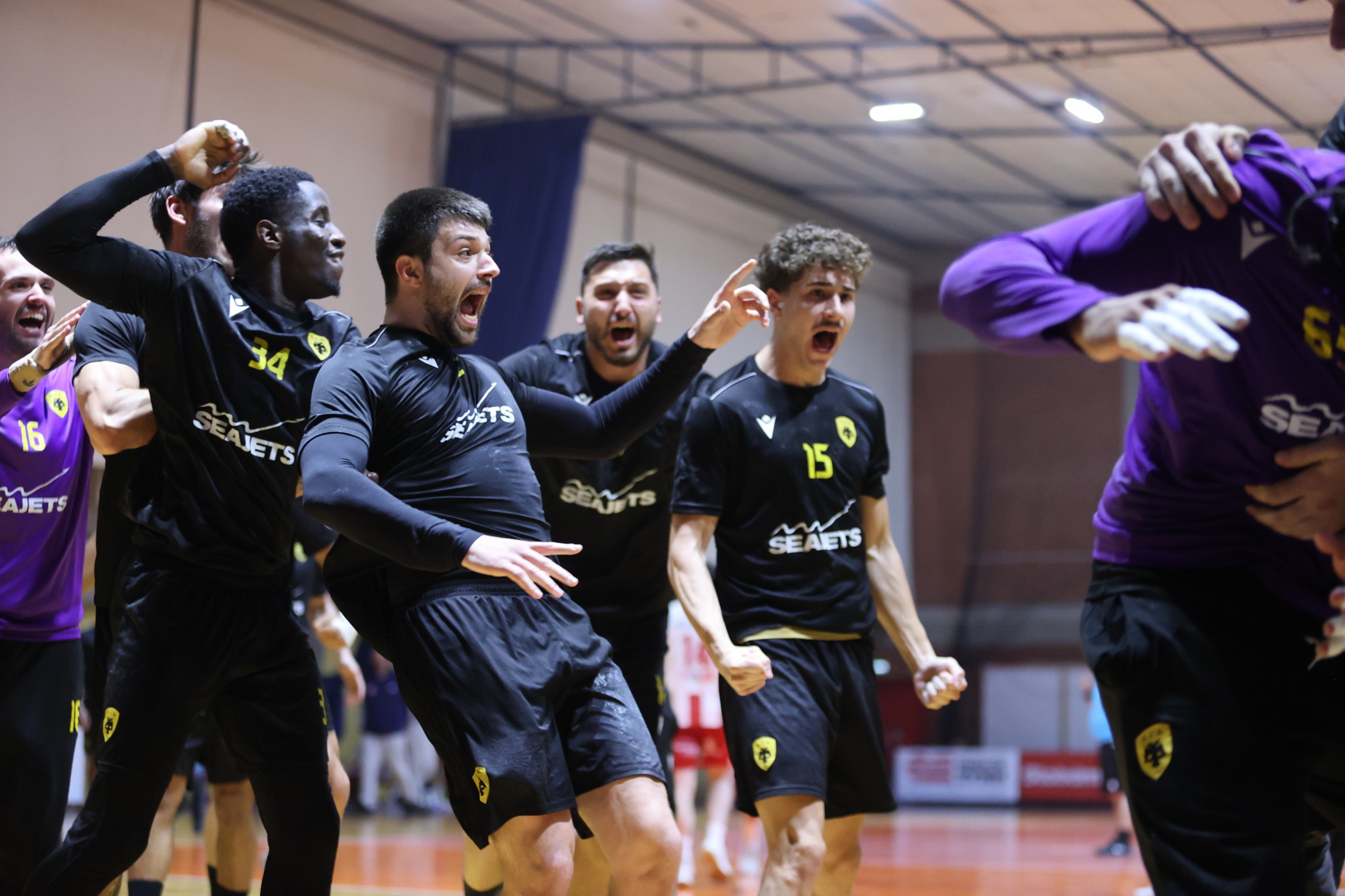 Φοβερό comeback της ΑΕΚ, break και 1-0 στους τελικούς με τον Ολυμπιακό!