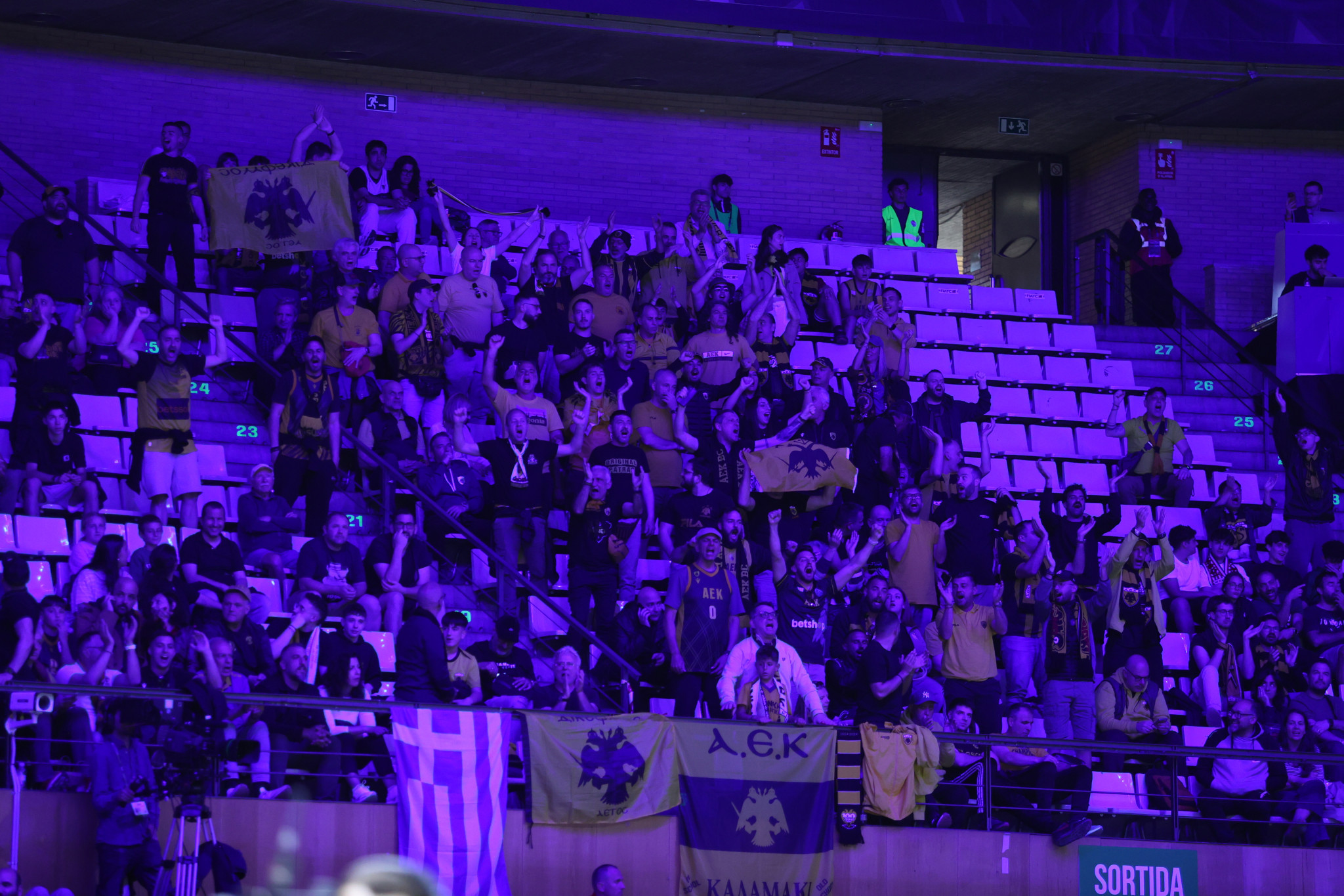 Ο κόσμος της ΑΕΚ «ζεσταίνεται» στο Pabellon Olimpic της Μπανταλόνα (video)