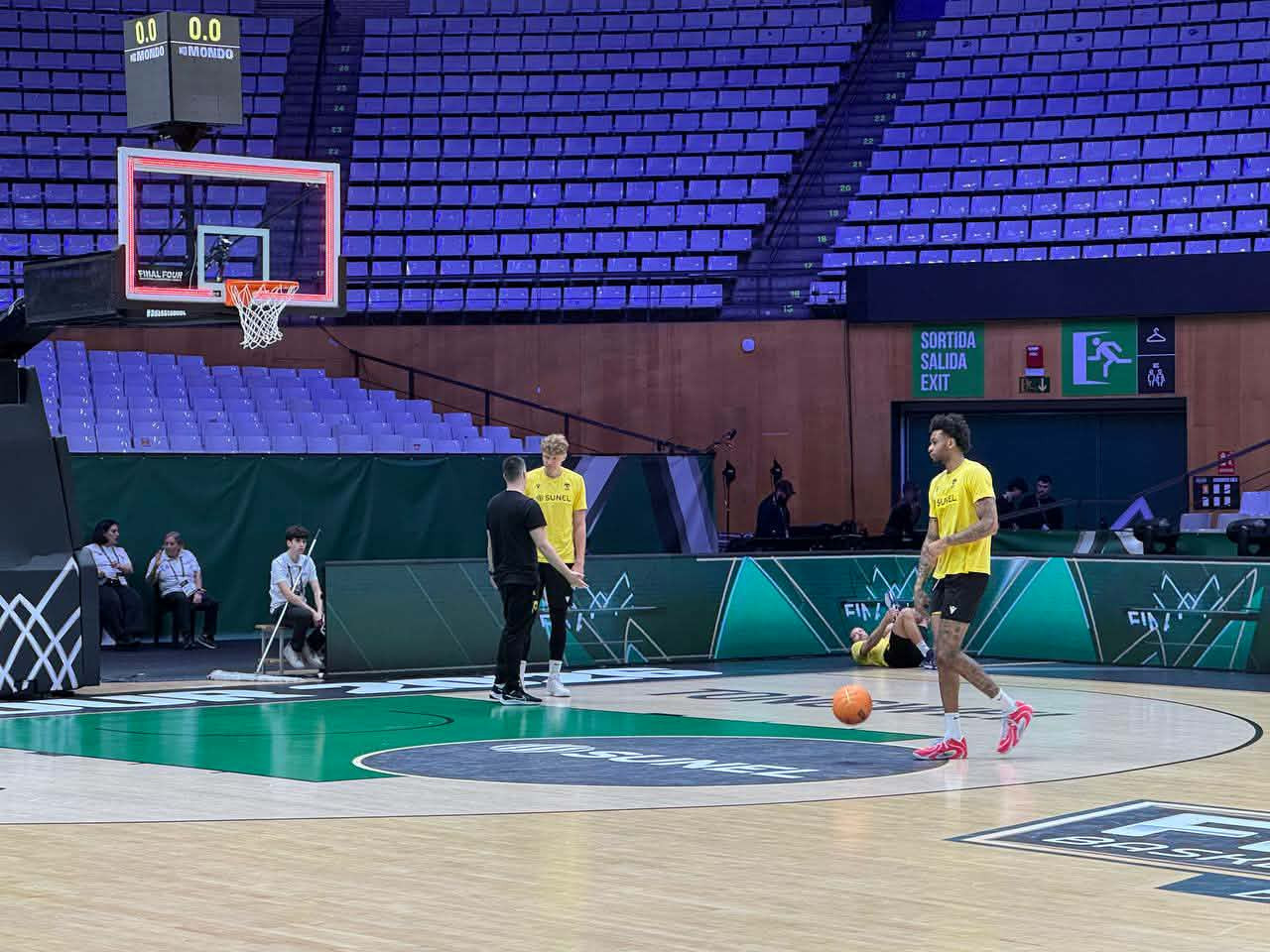 Πανέτοιμη η ΑΕΚ για τον τελικό του BCL - Ο Αρσενόπουλος το έβαλε από το κέντρο (video)