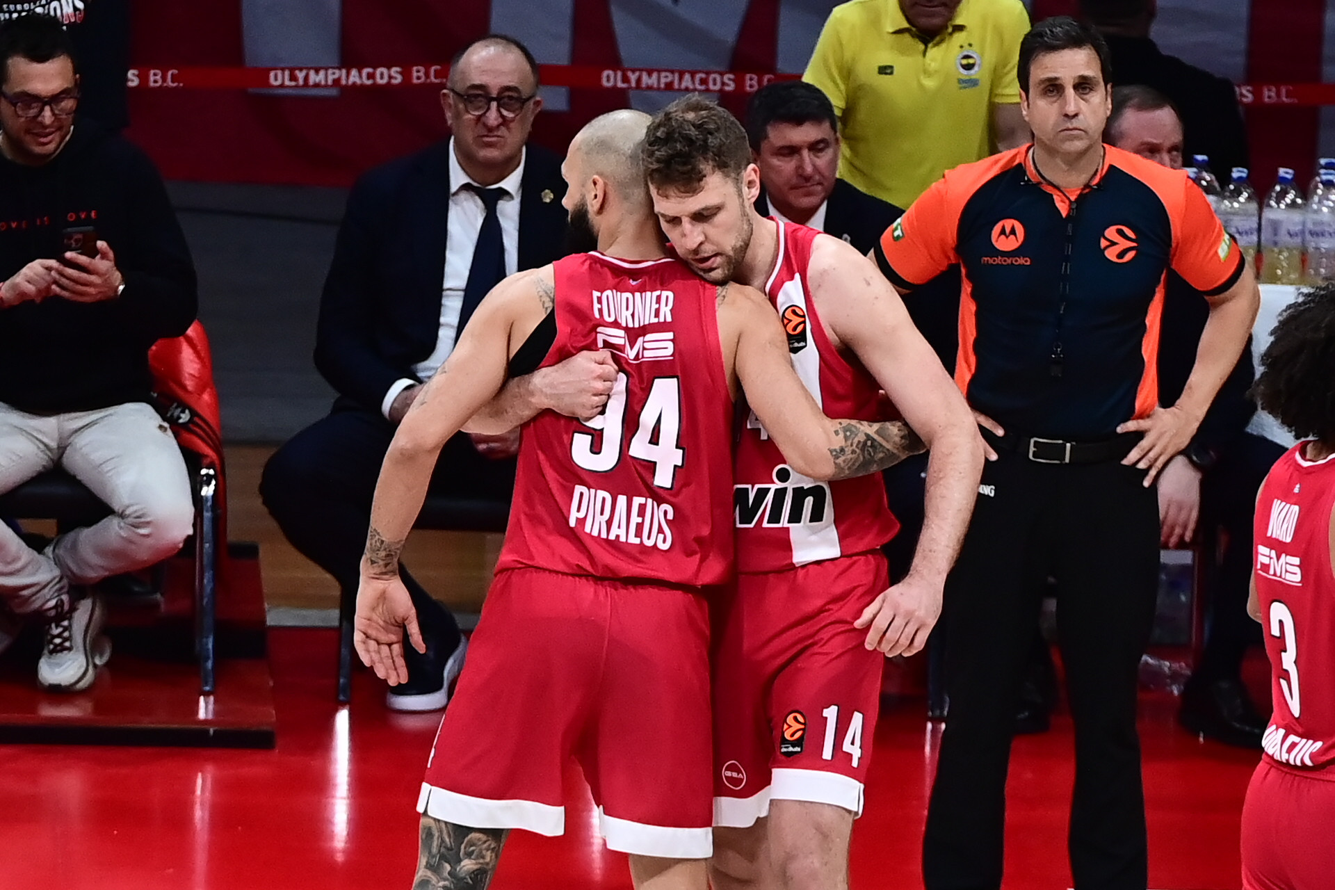 Η τρομερή ανάρτηση του Φουρνιέ με τον... κοιμώμενο MVP Βεζένκοφ