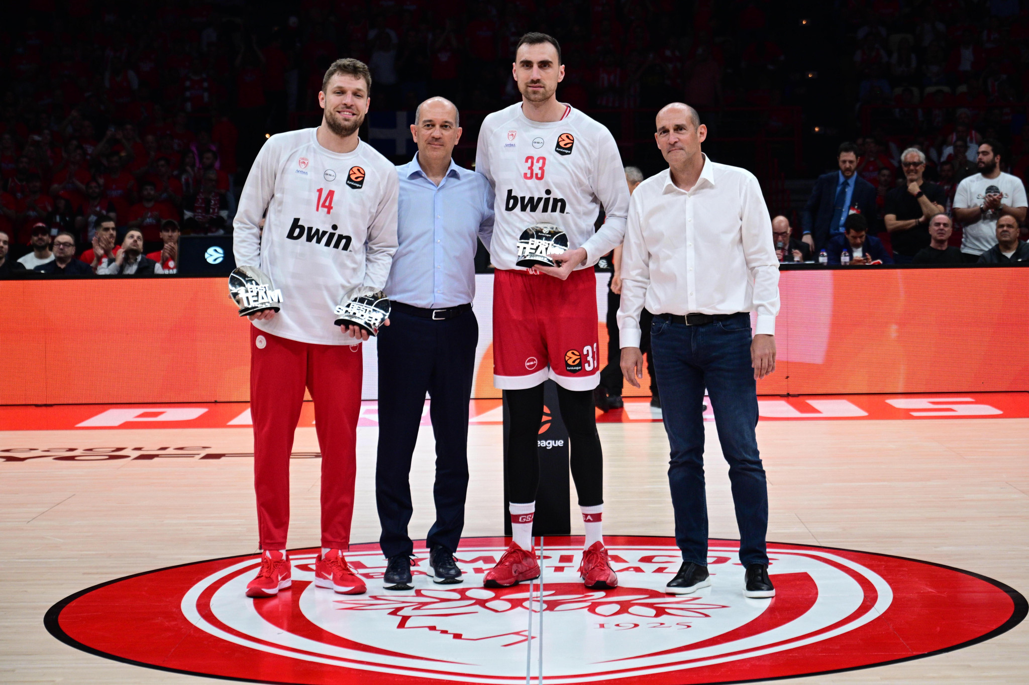 Αποθέωση και βράβευση στο ΣΕΦ για τον MVP Βεζένκοφ και τον Μιλουτίνοφ