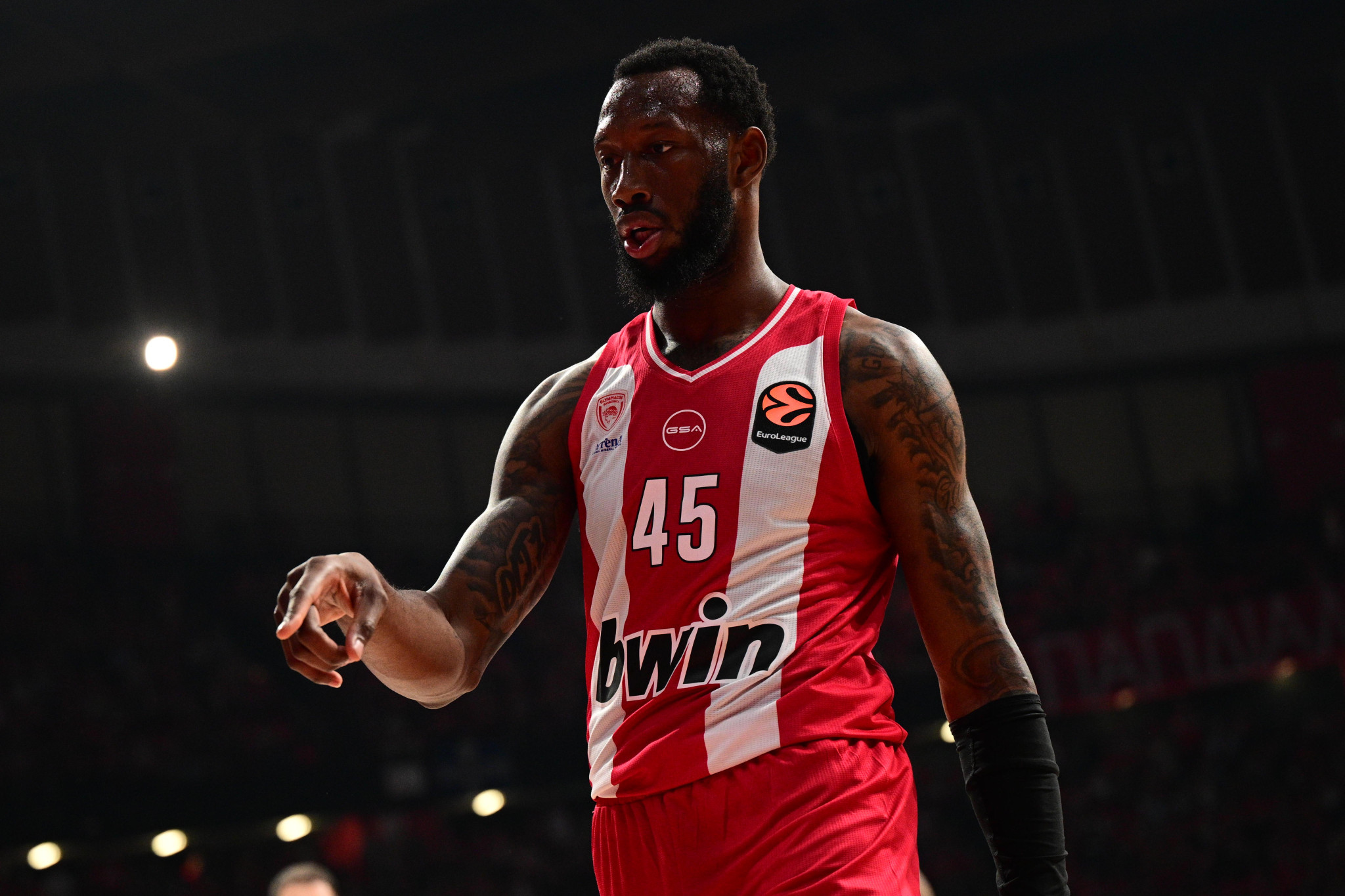 Τρομακτικός Ντόντα Χολ: «Σκέπασε» το καλάθι με τρεις τάπες σε πέντε λεπτά (video)