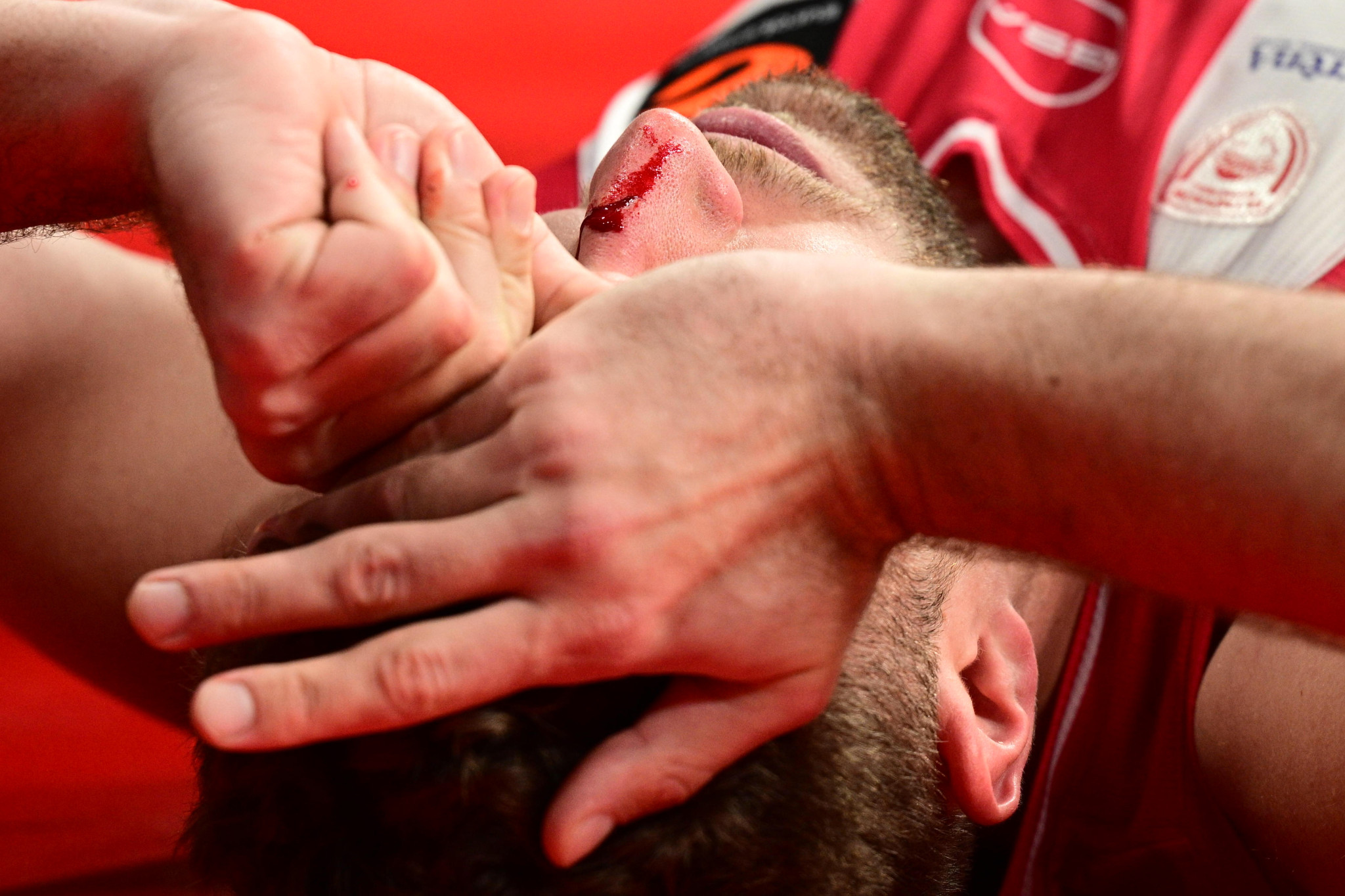 Αιμόφυρτος στα αποδυτήρια ο Βεζένκοφ - Έκανε τέσσερα ράμματα (photos)