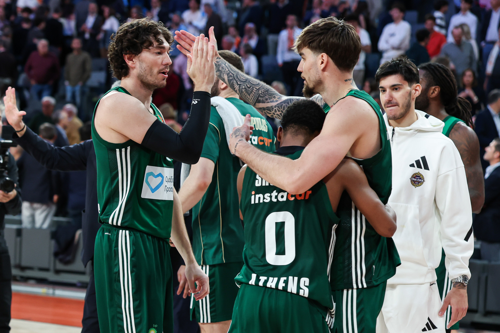 Η τελευταία άμυνα στην Roig Arena και τα «τρελά» πανηγύρια στον πάγκο του Παναθηναϊκού (video, photos)