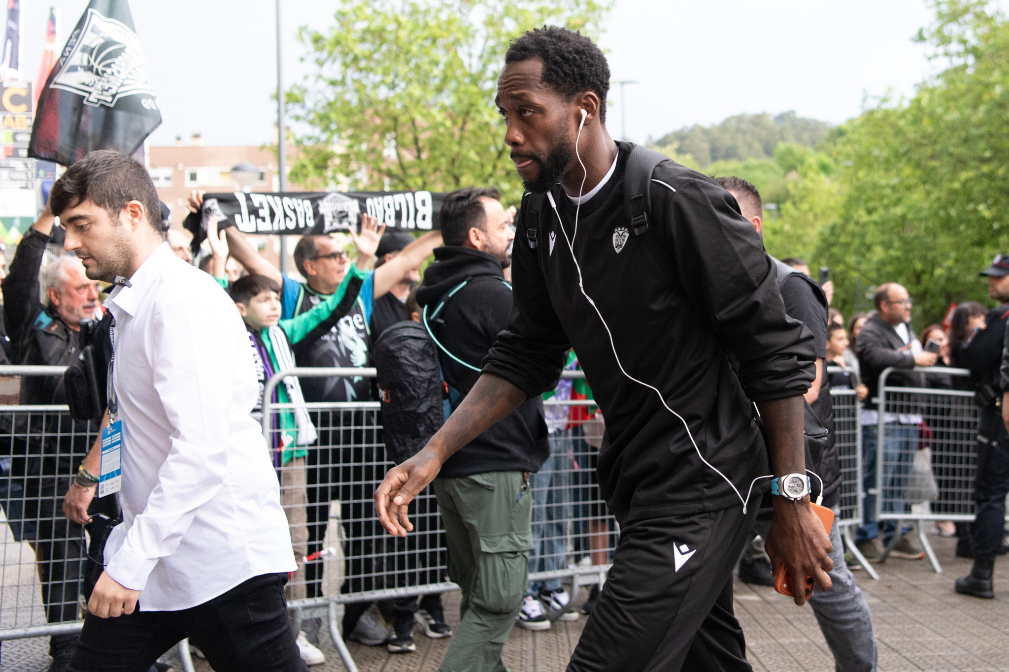 Η ώρα έφτασε: Η άφιξη της αποστολής του ΠΑΟΚ στην «Bilbao Arena» (video)