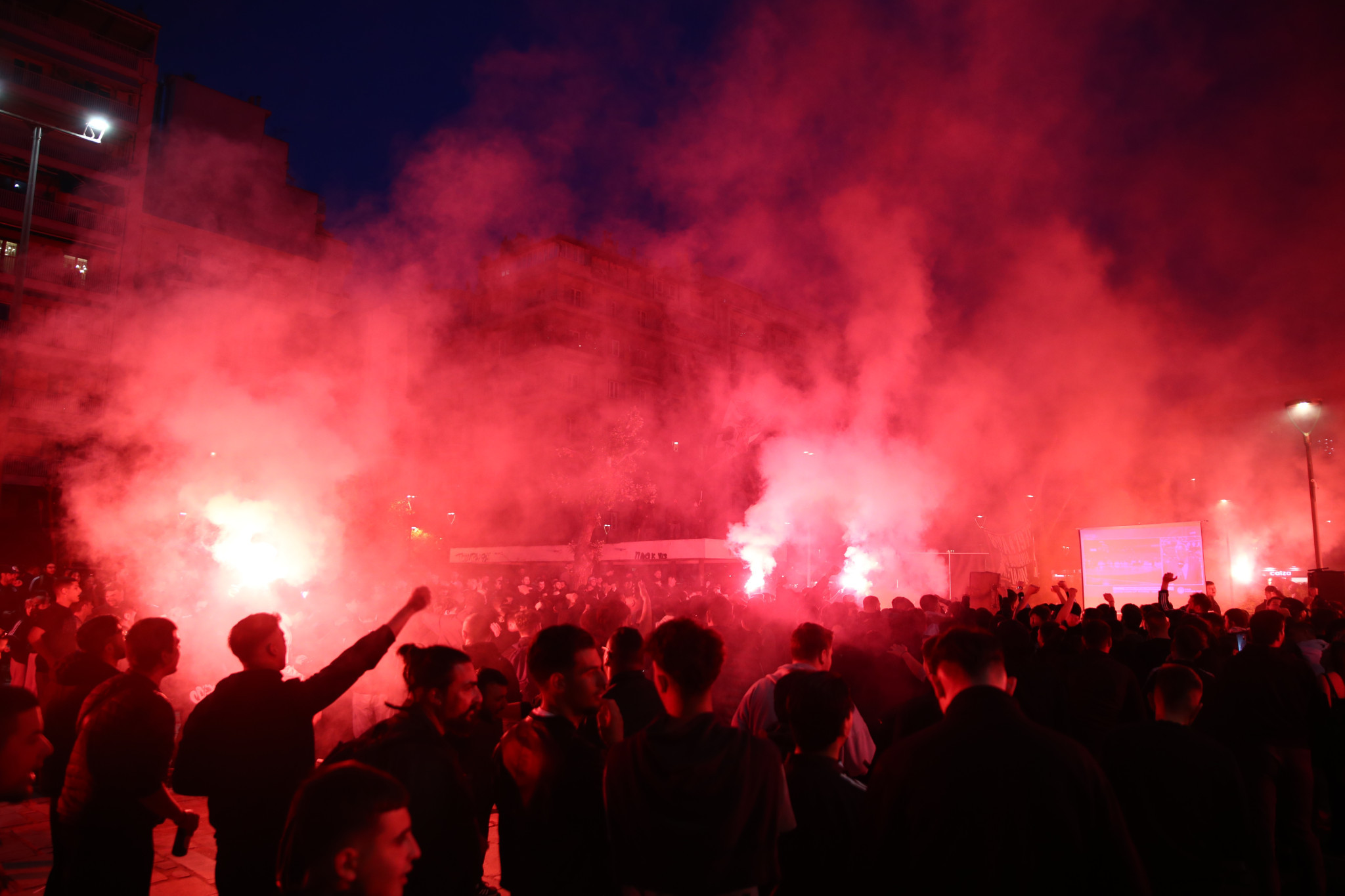 «Χαμός» από χιλιάδες φίλους του ΠΑΟΚ στην πλατεία Ναυαρίνου (photos)