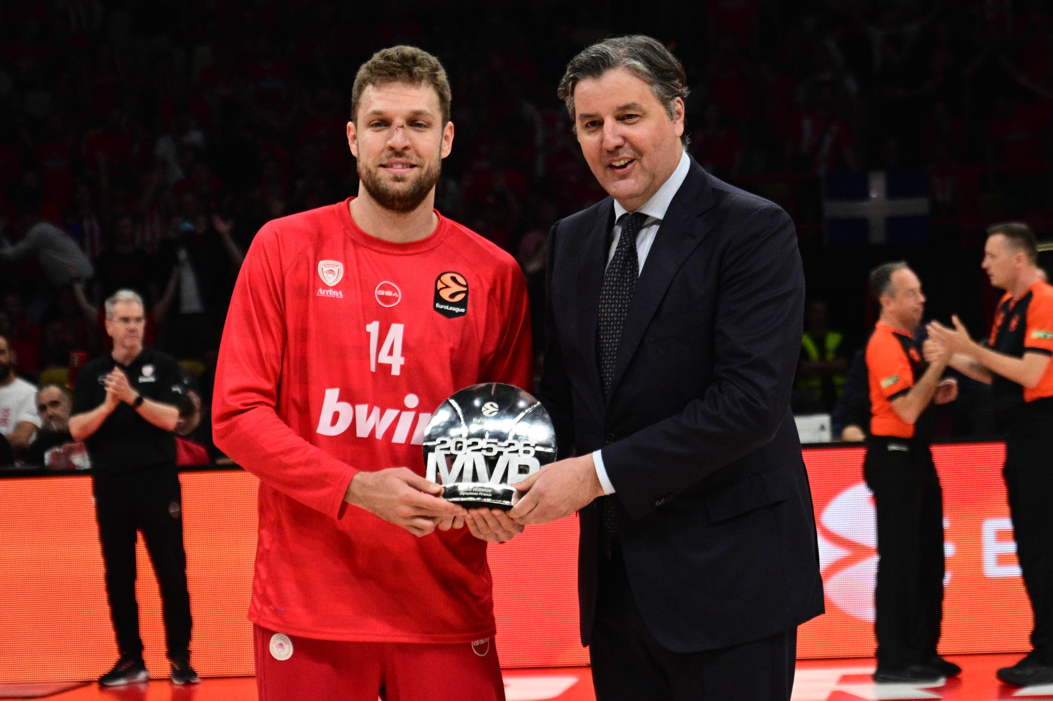 Ο Μποντίρογκα βράβευσε στο ΣΕΦ τον MVP της Euroleague Σάσα Βεζένκοφ