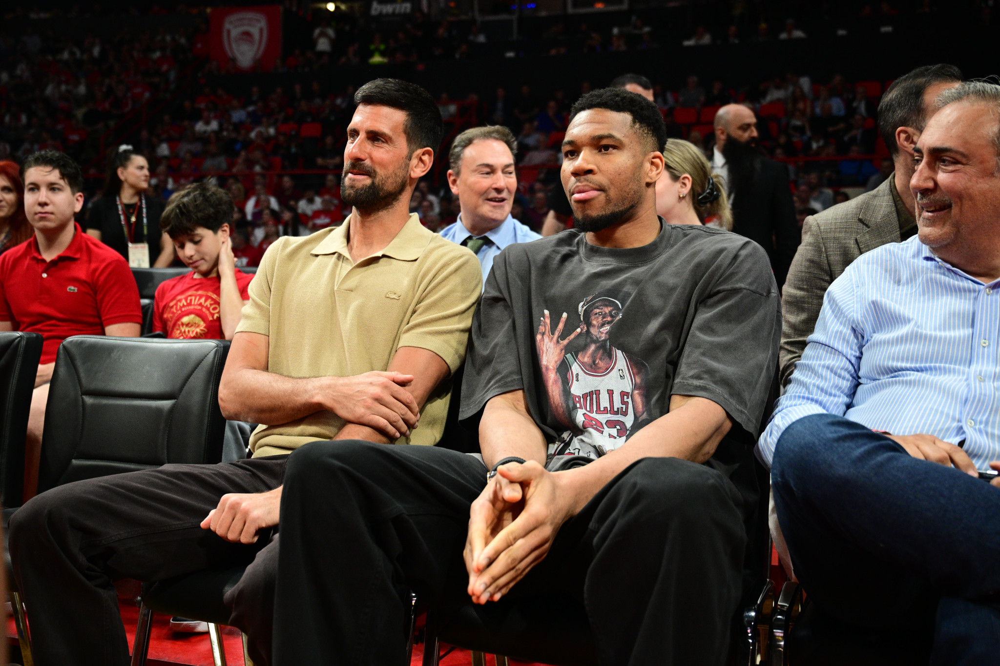 «Λάμψη» στο ΣΕΦ: Αντετοκούνμπο και Τζόκοβιτς παρακολουθούν μαζί το ματς του Ολυμπιακού (photos)