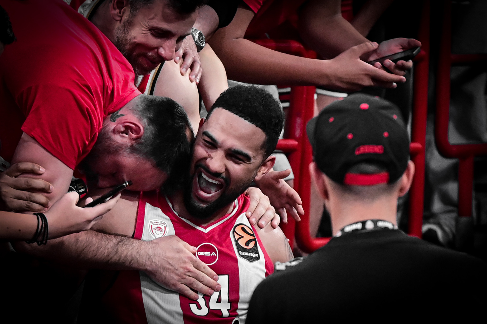 Λάμψη αστέρων, αποθέωση και total basketball από τον Ολυμπιακό: Τα παρελειπόμενα του Game 2 στο ΣΕΦ