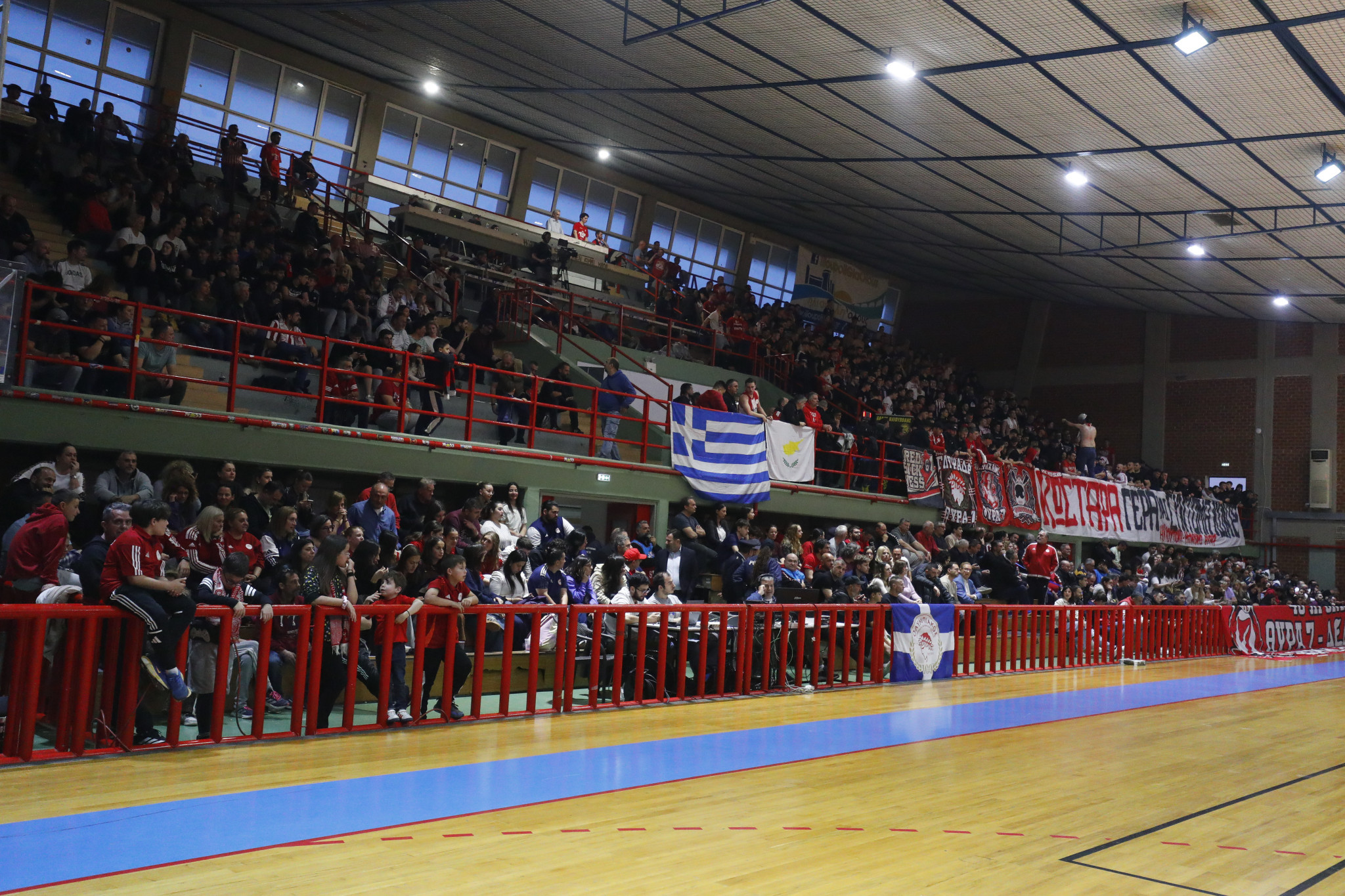 Καταγγελίες της ΑΕΚ για την έδρα του Ολυμπιακού: «Μπουκάλια, αντεθνικά συνθήματα και ρατσιστικά επιφωνήματα»