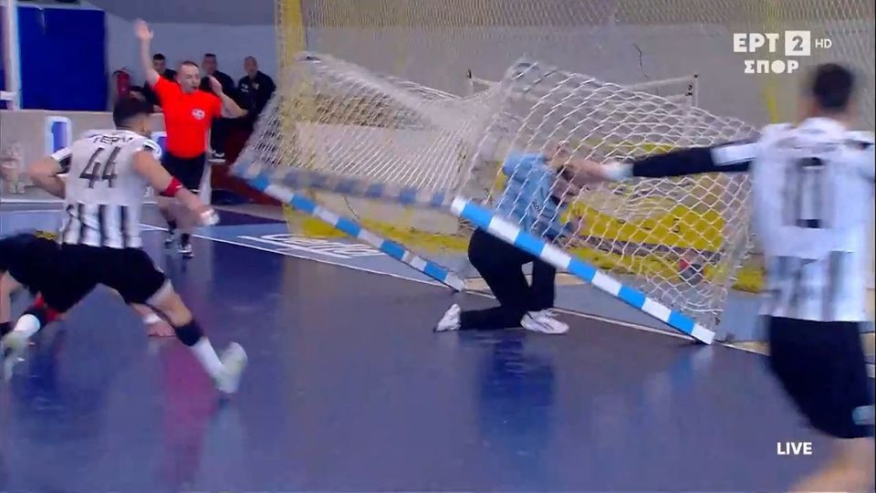 Απίστευτο σκηνικό: Το τέρμα έπεσε πάνω στον τερματοφύλακα του ΠΑΟΚ (video)
