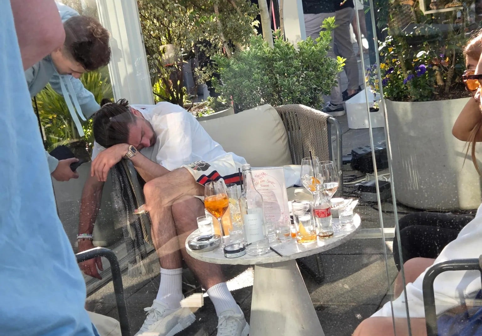 «Βγήκε για ένα ποτό και να τα αποτελέσματα»: Ο σταρ της Premier League που τον πήρε ο ύπνος σε μπαρ απόγευμα