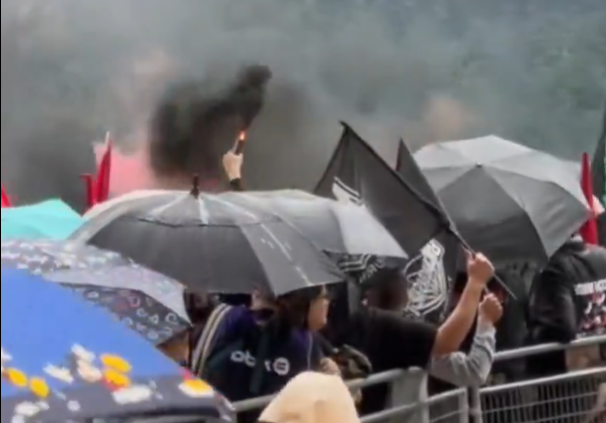 Τραγούδια στη βροχή από τους φίλους της Μπιλμπάο πριν τον τελικό με τον ΠΑΟΚ