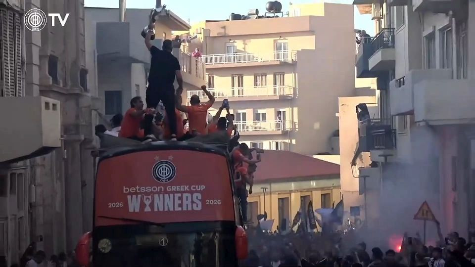 Εκστασιασμένος ο Μπούσης, έφτασε μια ανάσα από μπαλκόνια σπιτιών με το τρόπαιο! (video)