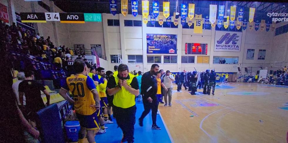Χάος στην Κύπρο και επεισόδια σε αγώνα futsal - Δακρυγόνα, βροχή αντικειμένων και πετροβολισμοί
