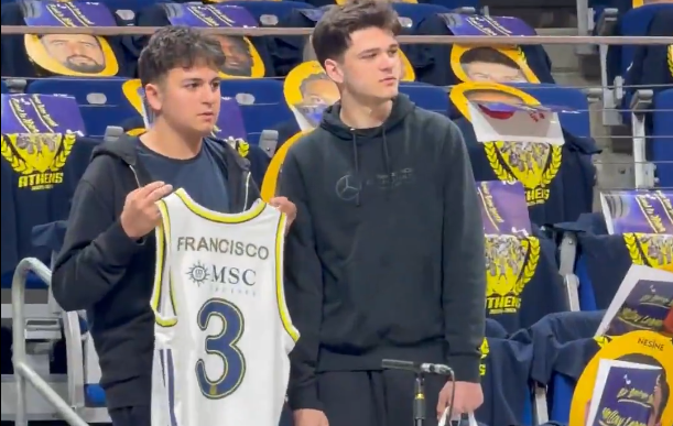 Ο ιδιαίτερος τρόπος που οπαδός της Φενέρ ζητάει από τον Φρανσίσκο να πάει στην ομάδα του (video)