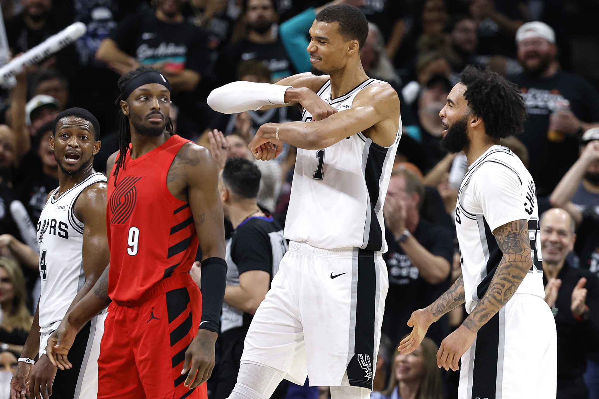 Προκρίθηκαν οι Σπερς, μείωσαν οι Σίξερς