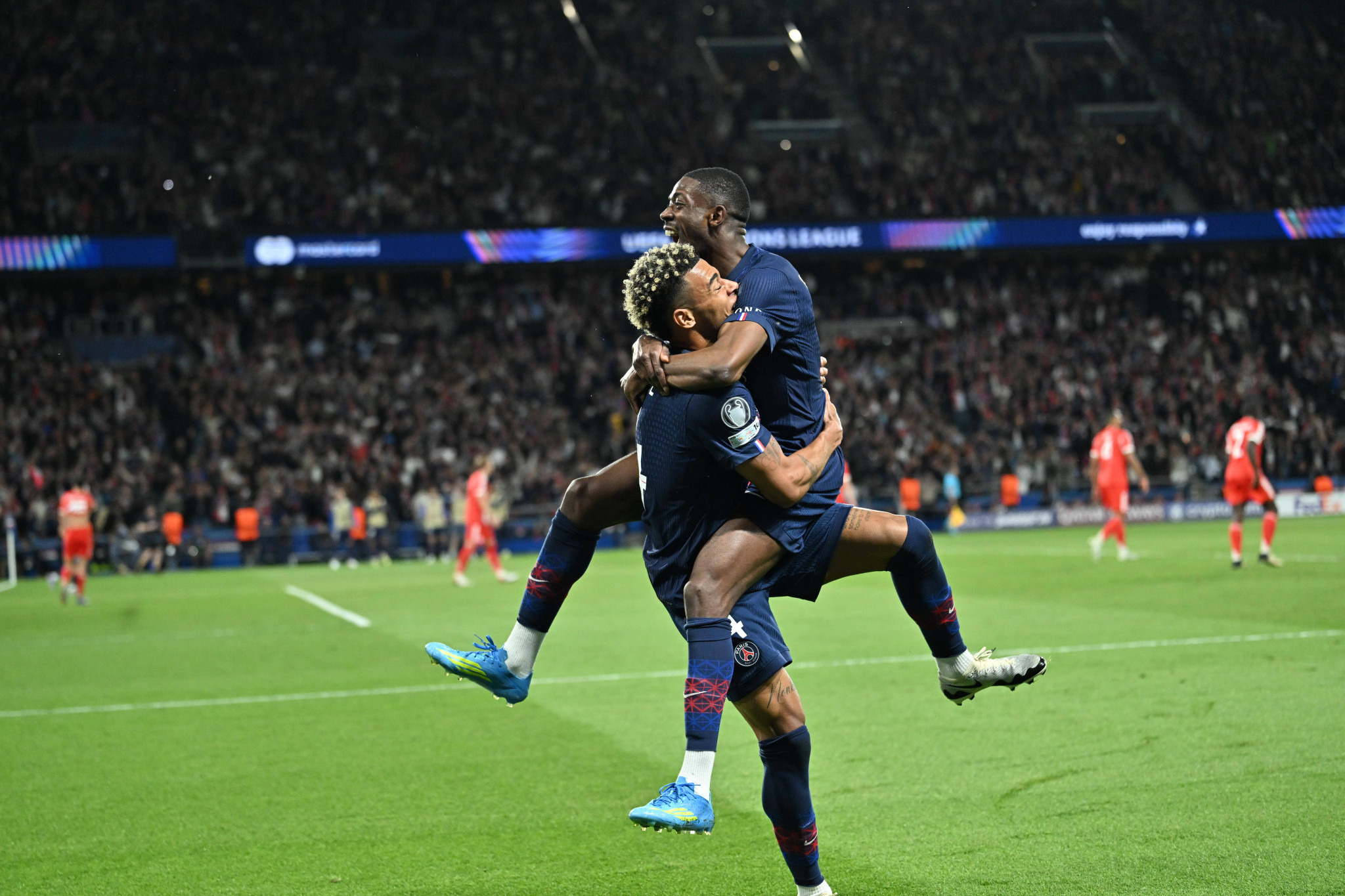 Η Παρί πήρε την αδιανόητη ματσάρα των εννέα γκολ από την Μπάγερν και το προβάδισμα πρόκρισης για τον τελικό