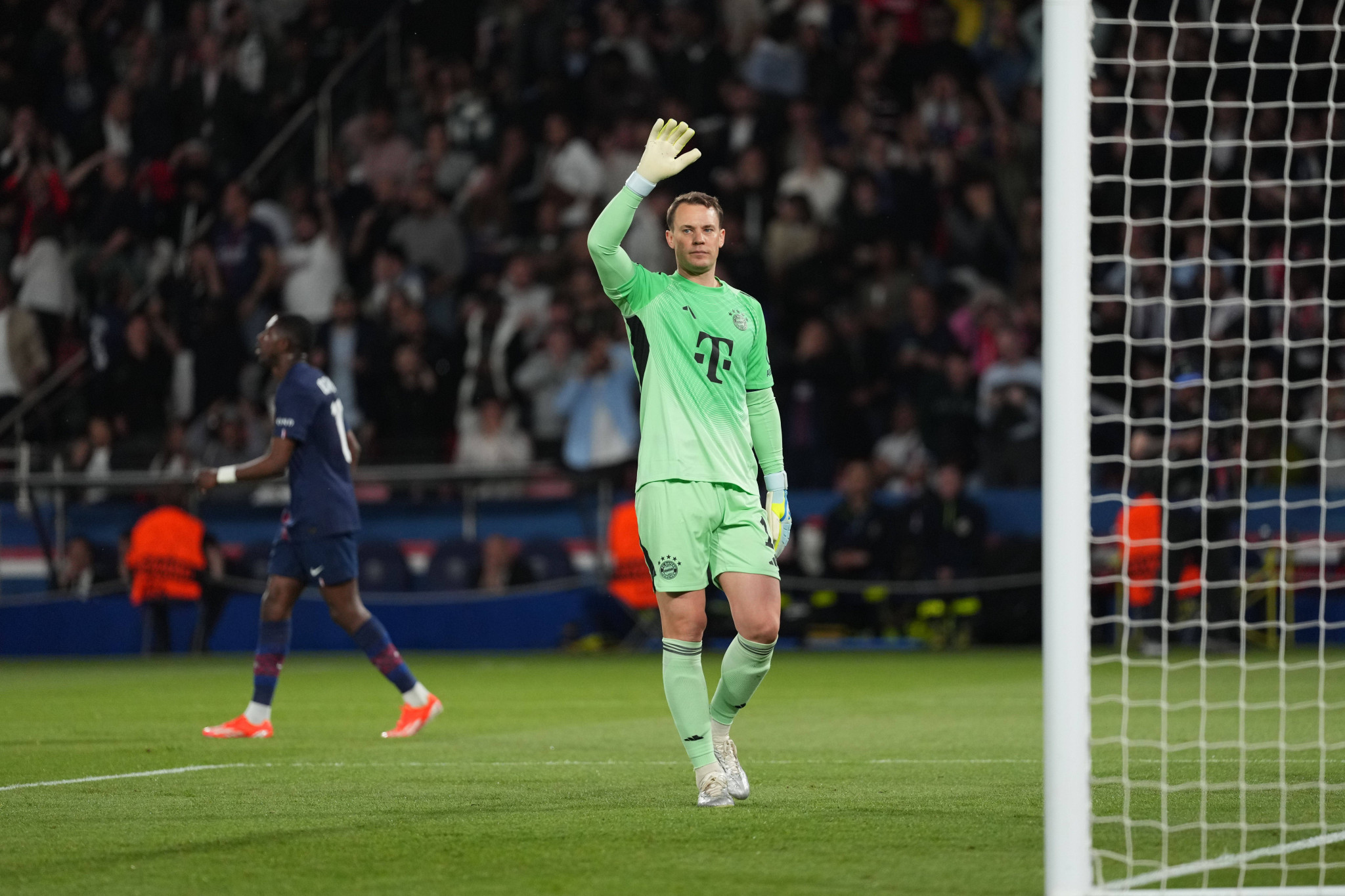 Είσαι σίγουρα ο Νόιερ; - Ο Γερμανός θρύλος δεν έπιασε μπάλα στο Παρίσι και έμεινε στην ιστορία του Champions League