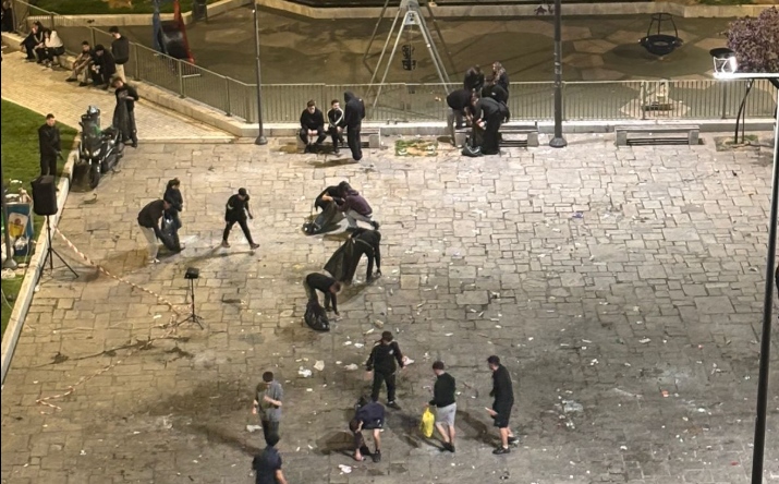 Οι οπαδοί του ΠΑΟΚ καθάρισαν την πλατεία Ναυαρίνου μετά την ήττα στον τελικό του Europe Cup απ' την Μπιλμπάο