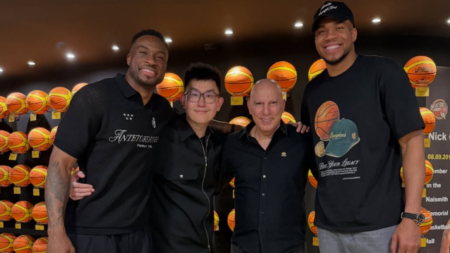 Η αναμνηστική φωτογραφία των Σιάο, Γκάλη και Αντετοκούμπο