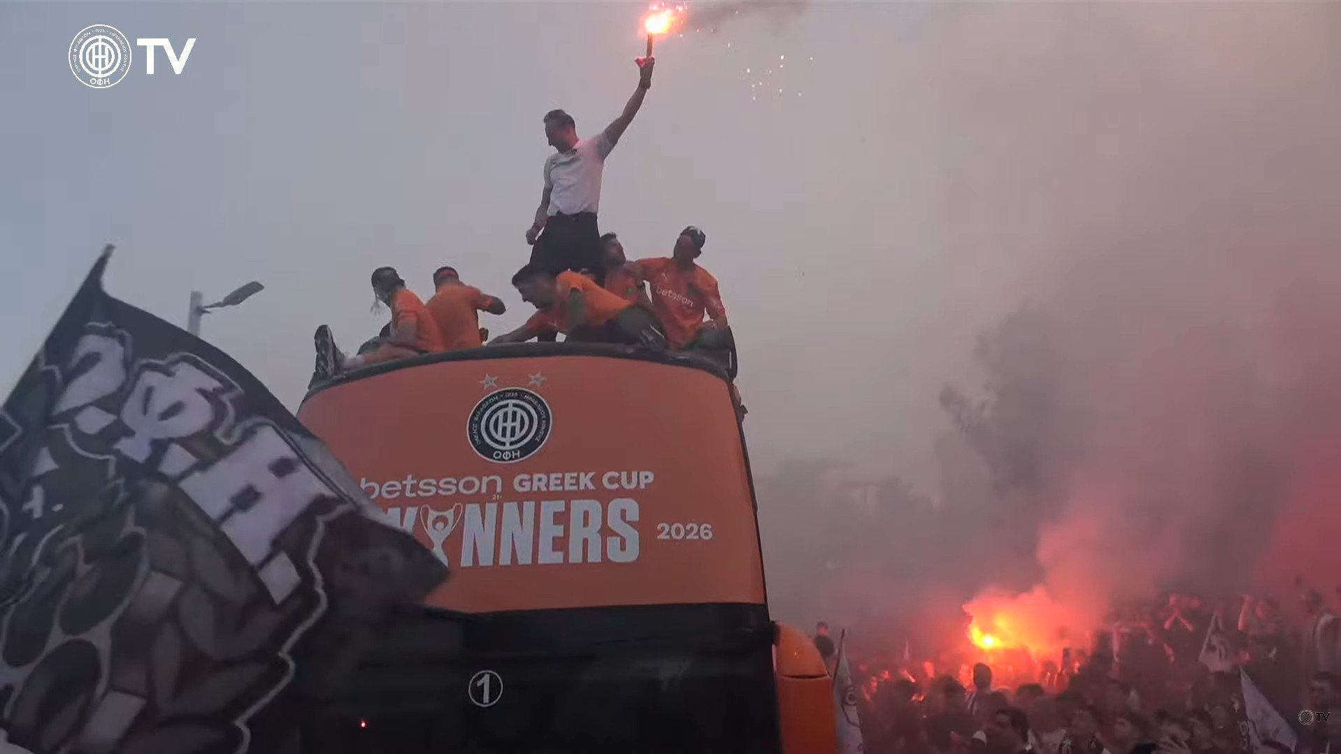 Ο Κόντης με καπνογόνο στην οροφή του πούλμαν! - Τι ζήτησε από τους οπαδούς του ΟΦΗ (video)