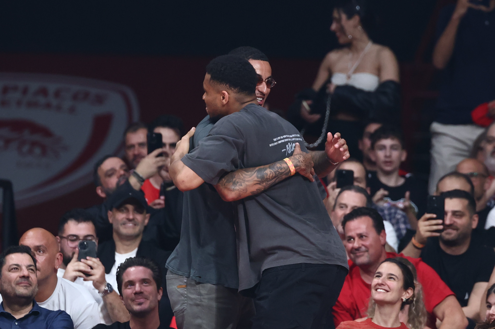 Η θερμή αγκαλιά ανάμεσα σε Αντετοκούμπο και Κούζμα (video)