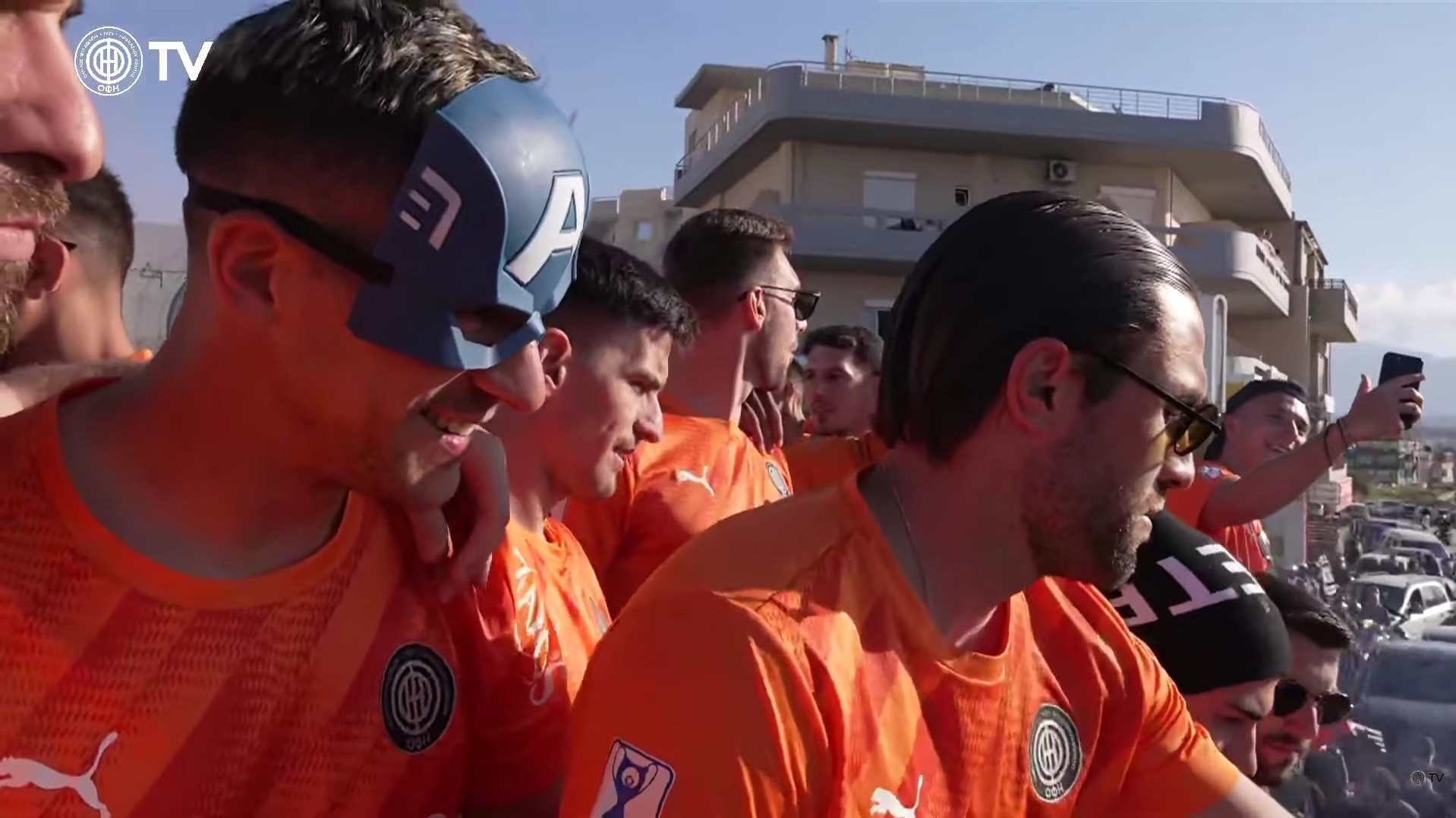 Ο Λαμπρόπουλος έγινε... Captain America στο Trophy Parade του ΟΦΗ!