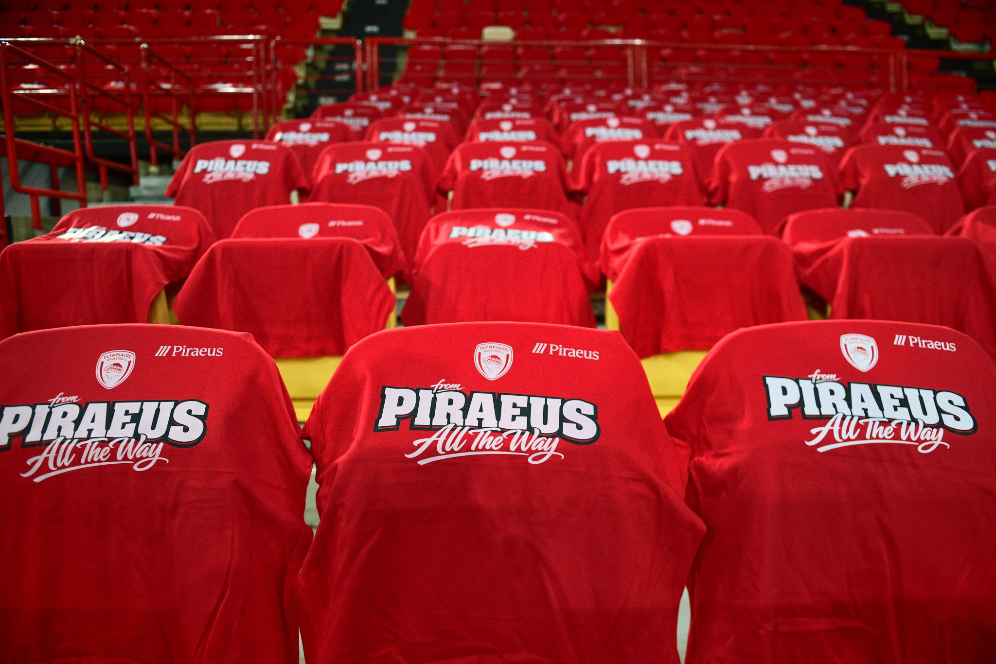 «Κοκκίνισε» το ΣΕΦ από τα επετειακά μπλουζάκια πριν το Game 1 του Ολυμπιακού με τη Μονακό