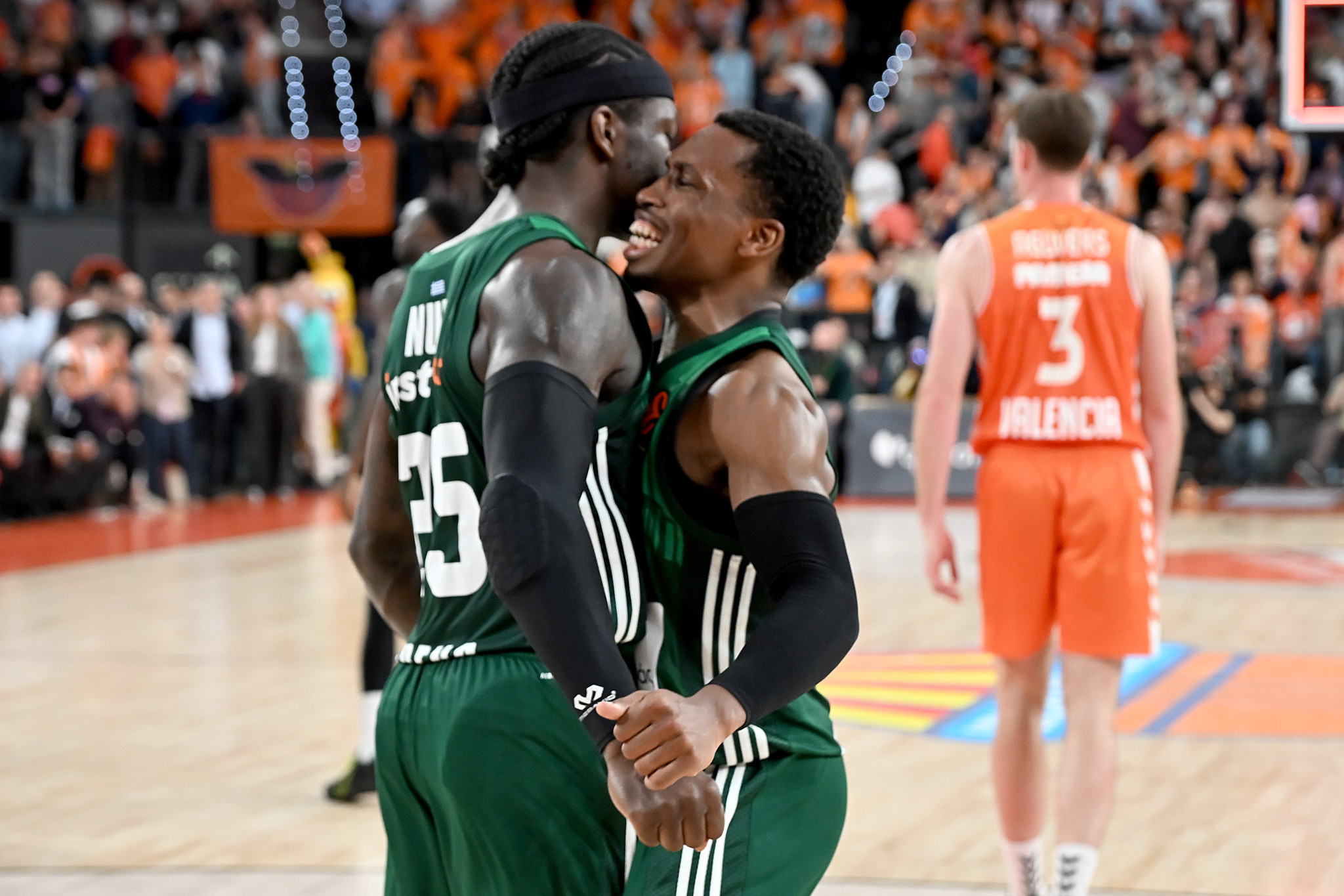 Μια εικόνα, χίλιες... εξηγήσεις για το break στη Βαλένθια