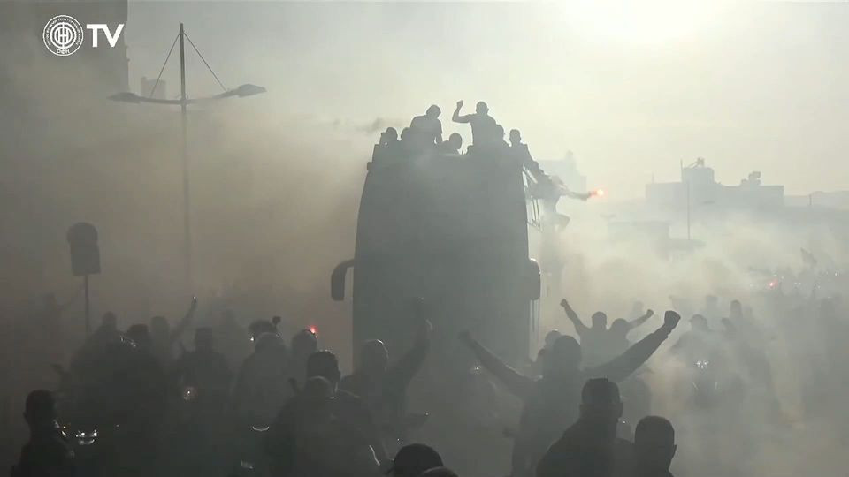 «Χάθηκε» το πούλμαν του ΟΦΗ από τους καπνούς - Εντυπωσιακές εικόνες από το Trophy Parade (video)