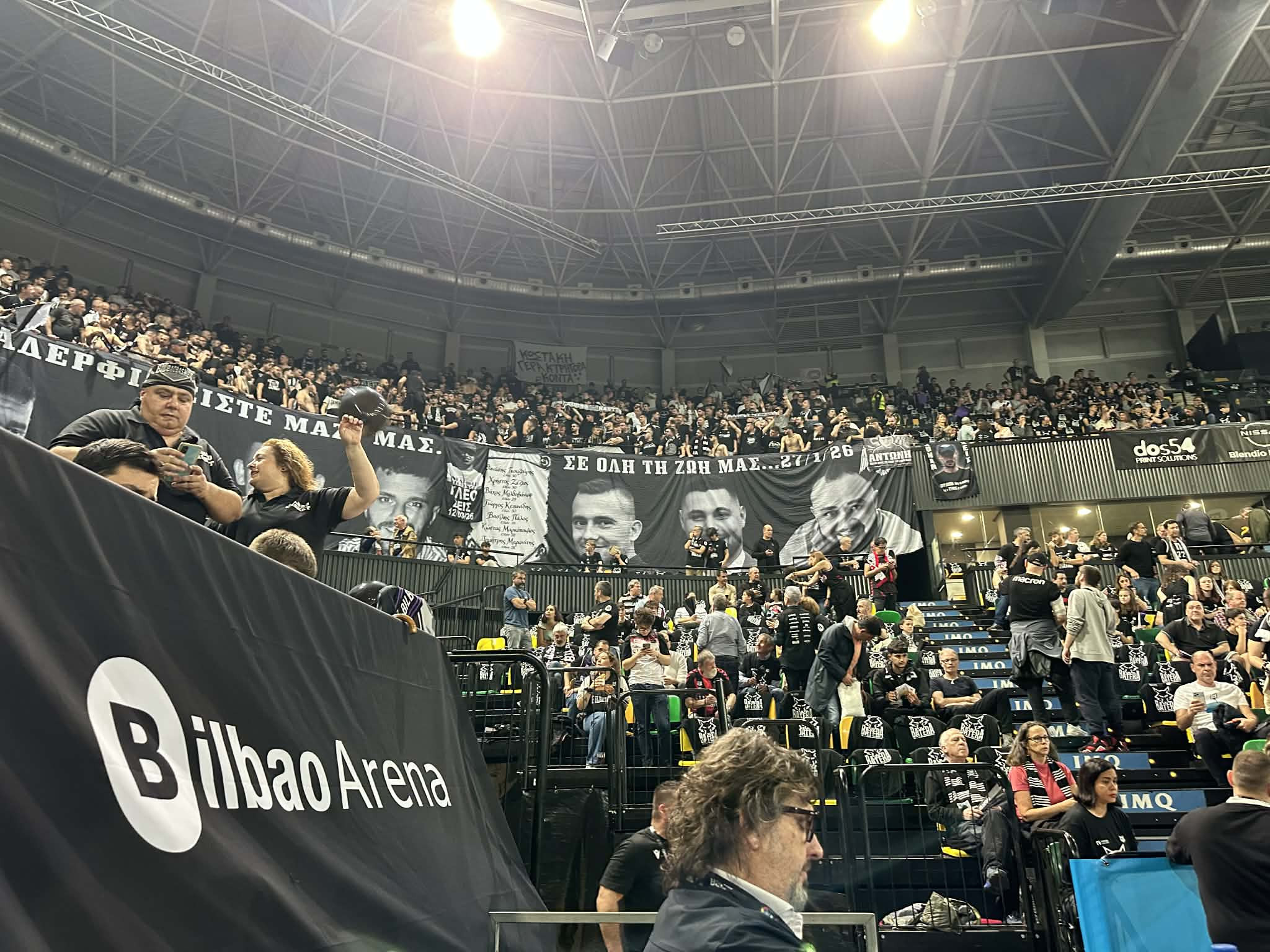 «Αδέρφια, μαζί μας σε όλη τη ζωή μας» - Το πανό για τους αδικοχαμένους φίλους του ΠΑΟΚ στο Μπιλμπάο