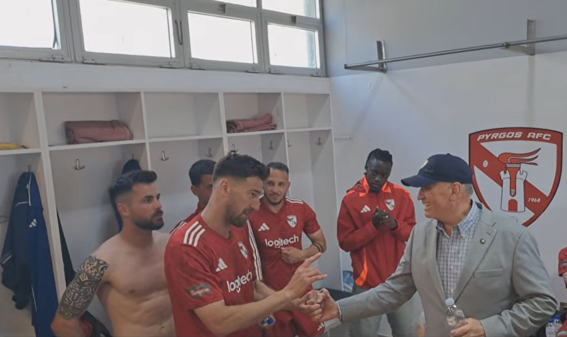 Απίθανη ατάκα ποδοσφαιριστή στον πρόεδρο: «Νομίζαμε ότι είσαι μαύρη γάτα» (video)