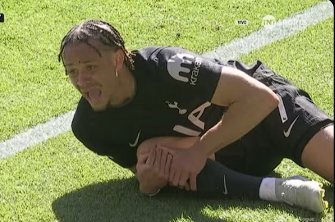 Σοκ στην Τότεναμ και την Ολλανδία: Ο Τσάβι Σίμονς υπέστη ρήξη πρόσθιου χιαστού