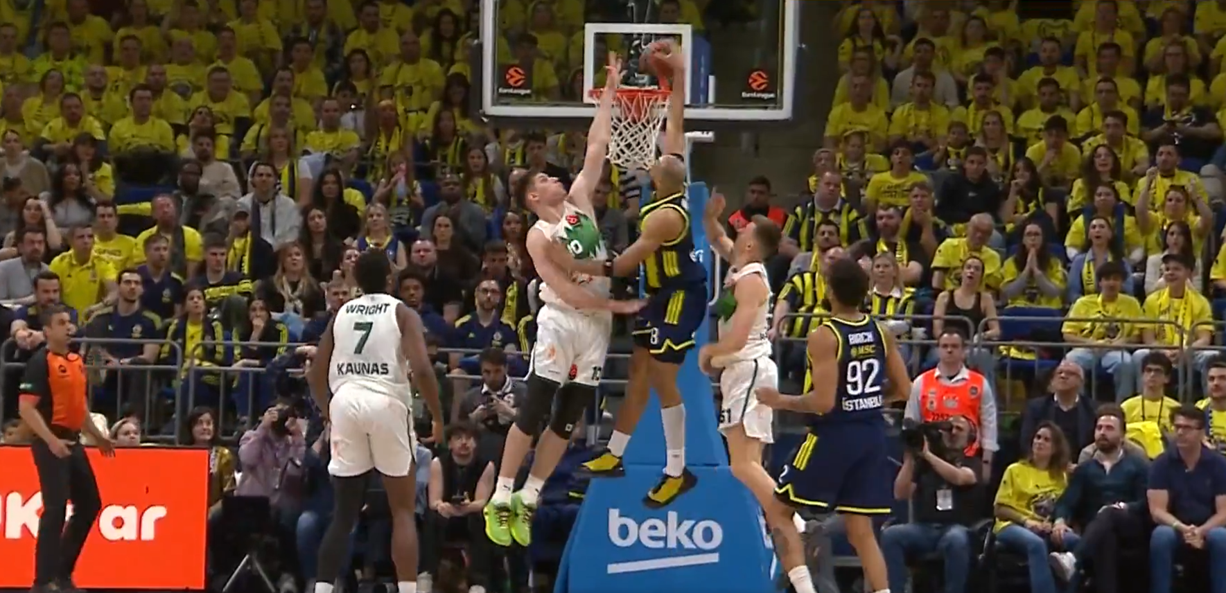 Απίθανος Χόρτον-Τάκερ, κάρφωσε πάνω από τη... μισή Ζαλγκίρις (video)