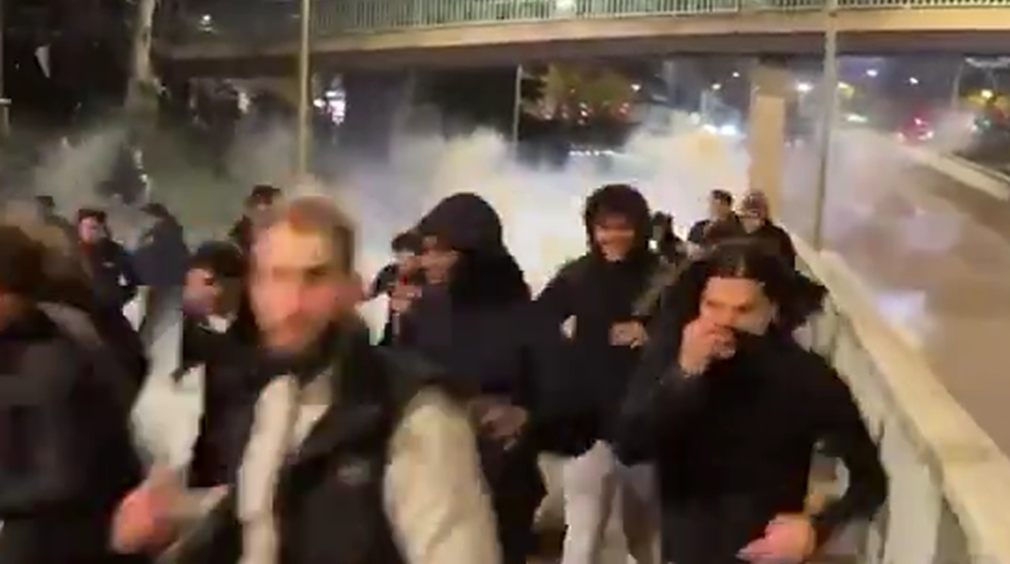 Χάος και επεισόδια στο Παρίσι μετά την πρόκριση της Παρί - Δύο τραυματίες