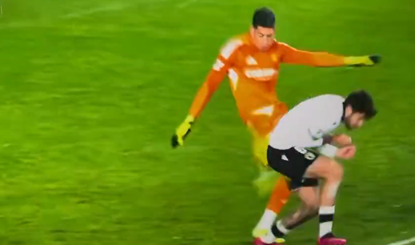 Κι όμως το' χει ξανακάνει: Ο γκολκίπερ που έριξε γροθιά εν ώρα αγώνα, είχε κλωτσήσει αντίπαλο (video)