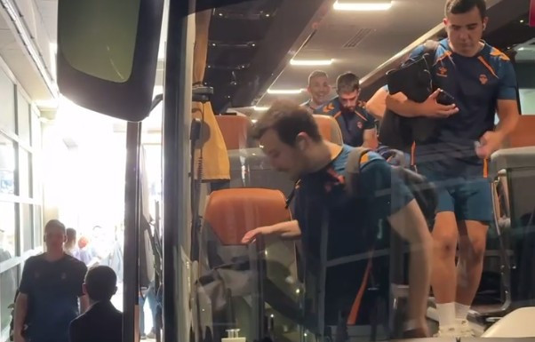 Η αποστολή της Βαλένθια έφτασε στο T-Center δίχως κανένα πρόβλημα (video)