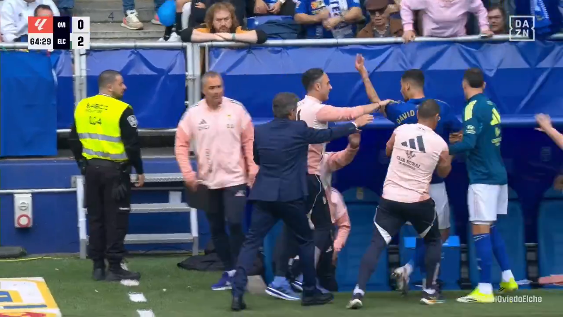 Ο Κάρμο τα άκουσε από τους οπαδούς της Οβιέδο και απάντησε με χειρονομίες προς την κερκίδα (video)