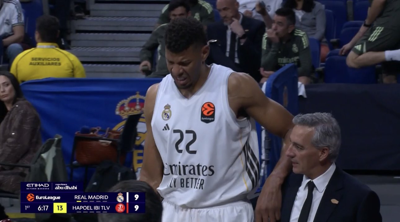 «Συναγερμός» στη Ρεάλ Μαδρίτης με Ταβάρες: Αποχώρησε στα αποδυτήρια με πρόβλημα στο αριστερό γόνατο