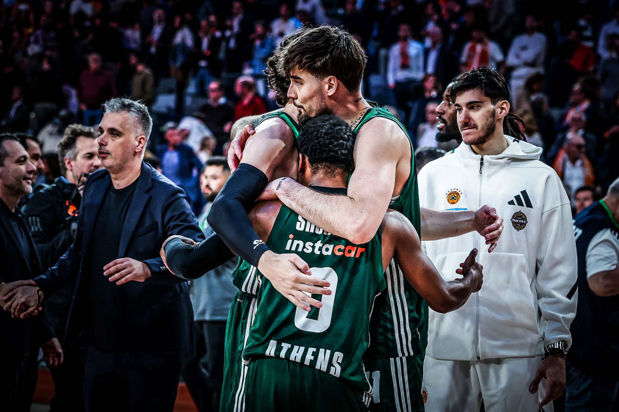 Τα πόδια... τρέμουν, ευκαιρία να τους ρίξει στο καναβάτσο