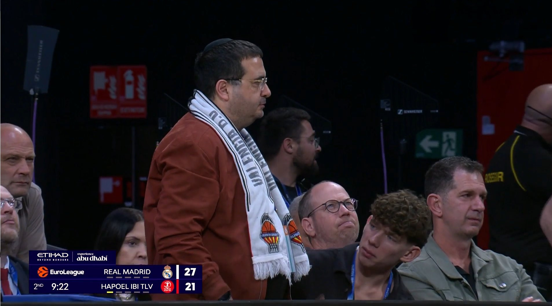 Ο Γιανάι βλέπει Ρέαλ Μαδρίτης - Χάποελ φορώντας... κασκόλ Βαλένθια (video)