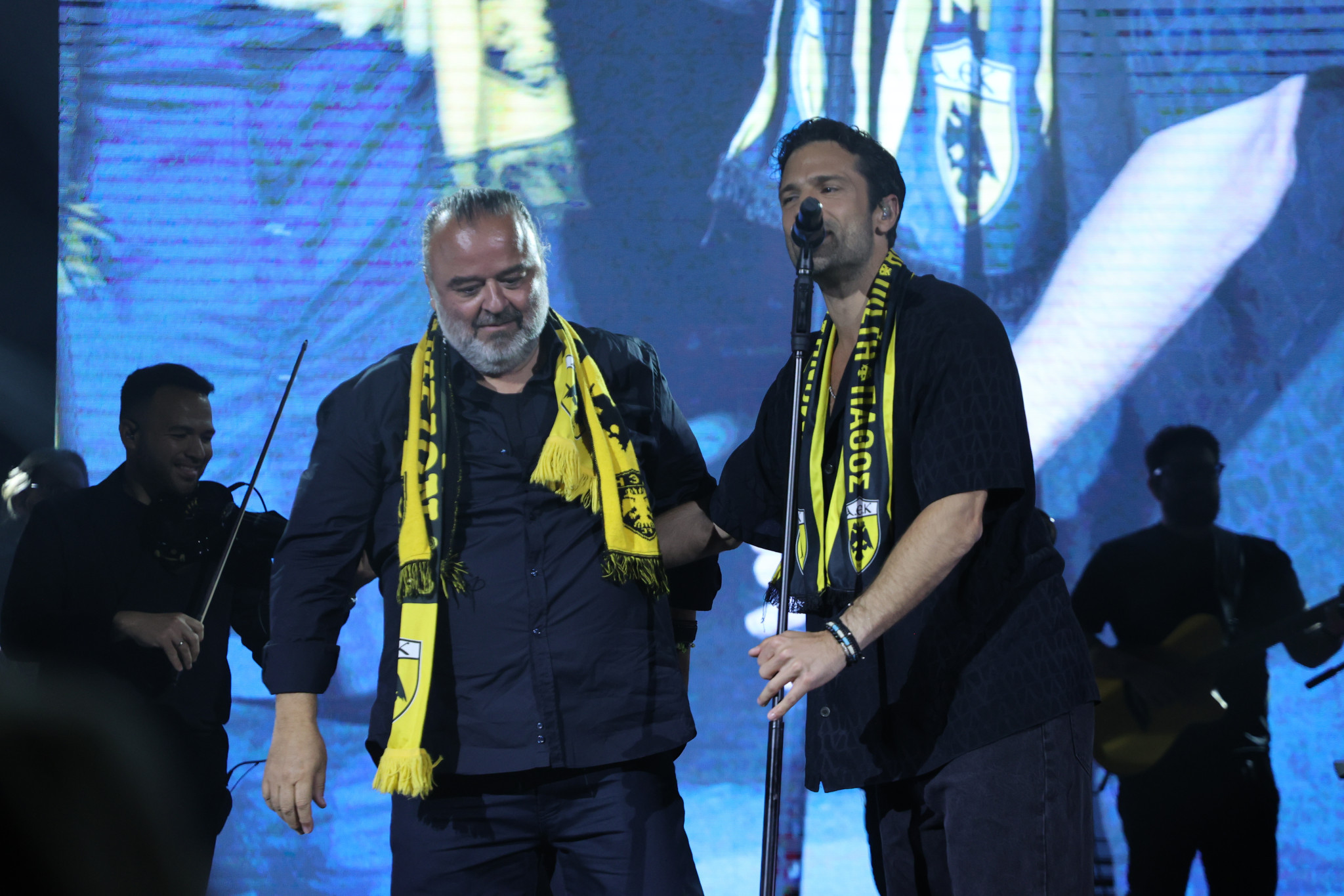Ο Ηλιόπουλος φόρεσε κασκόλ της ΑΕΚ στον Αργυρό (video)