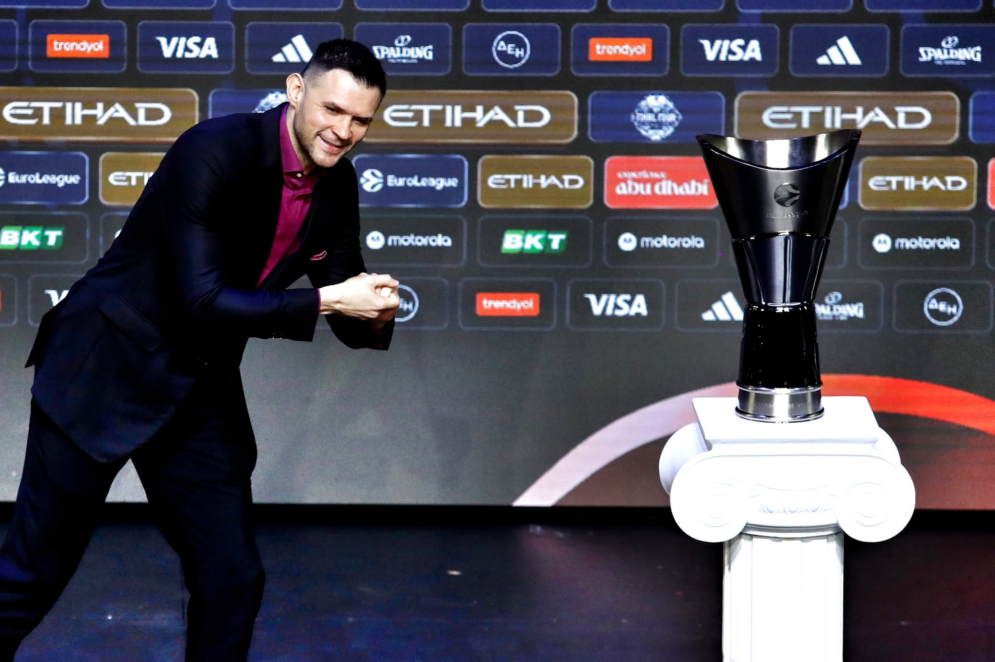 Eyes on the prize: Ο Παπανικολάου δίπλα στο τρόπαιο της Euroleague