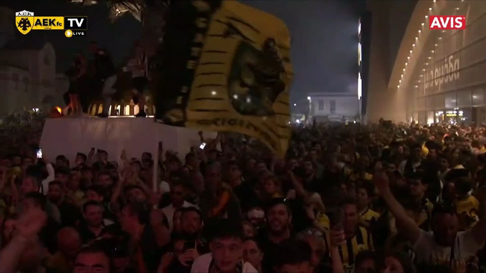 Χιλιάδες οπαδοί της ΑΕΚ πανηγύρισαν το πρωτάθλημα στην πλατεία Αετού (video)