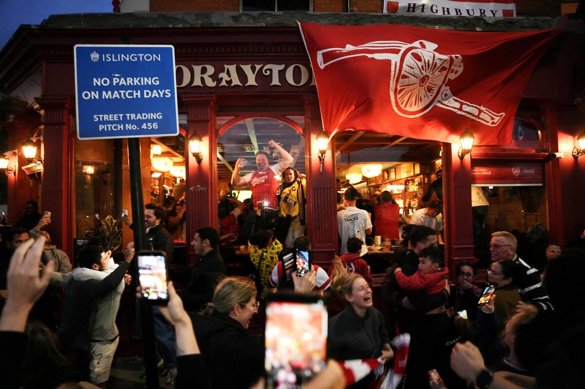 Oι πανηγυρισμοί των οπαδών της Άρσεναλ στις pub του Λονδίνου για την κατάκτηση της Premier League (video)