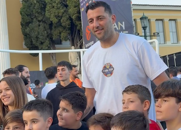 Πόλος έλξης για τα παιδιά ο Γιάννης Μπουρούσης στη fan zone της EuroLeague (video)