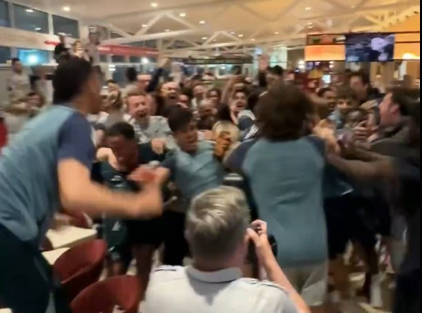 Το ξέσπασμα των πρωταθλητών: Οι παίκτες της Άρσεναλ πανηγυρίσαν μαζί την κατάκτηση της Premier League (video)