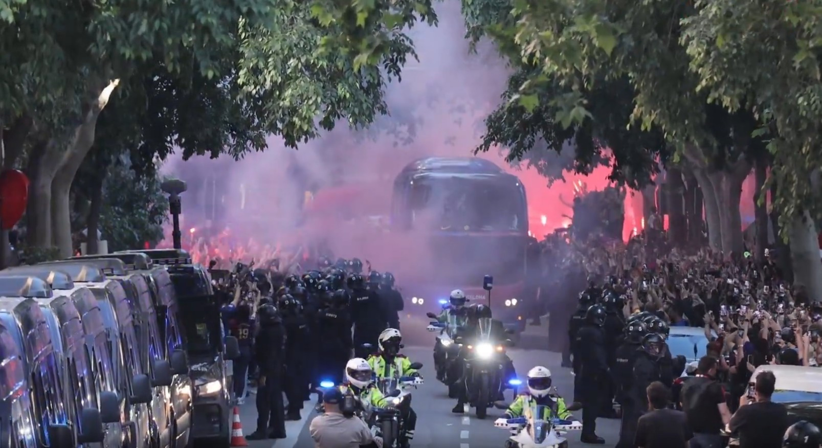 Χάος πριν το Clasico: Οπαδοί της Μπαρτσελόνα πέταξαν αντικείμενα στο πούλμαν της ομάδας τους (video)
