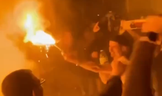 Αποθεώθηκε η αποστολή της ΑΕΚ και στην Αθήνα - Με καπνογόνο στο χέρι ο Μάνταλος (video)